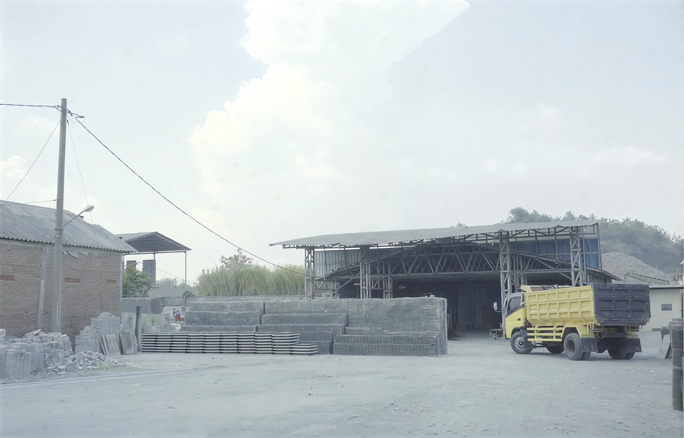 Pekerja pabrik Beton Berdikari